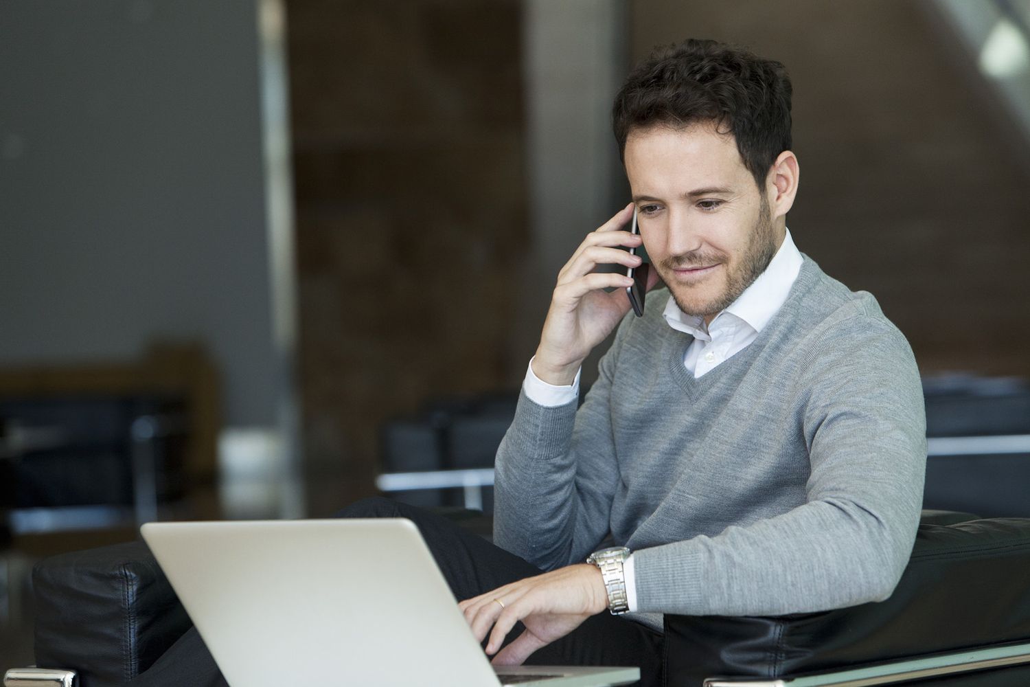 &nbsp;Smartphone, parlare al cellulare (Afp)