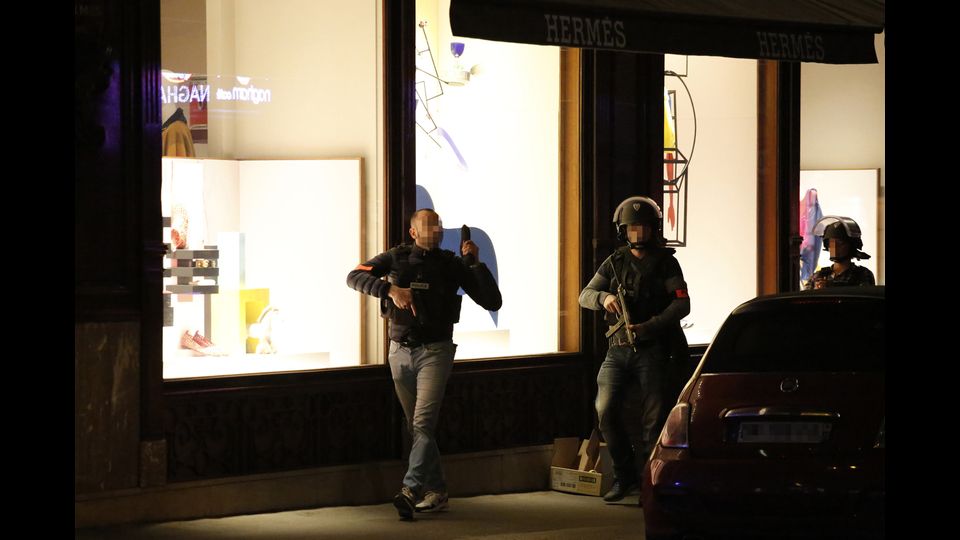 Terrore a Parigi: attacco con Kalashnikov