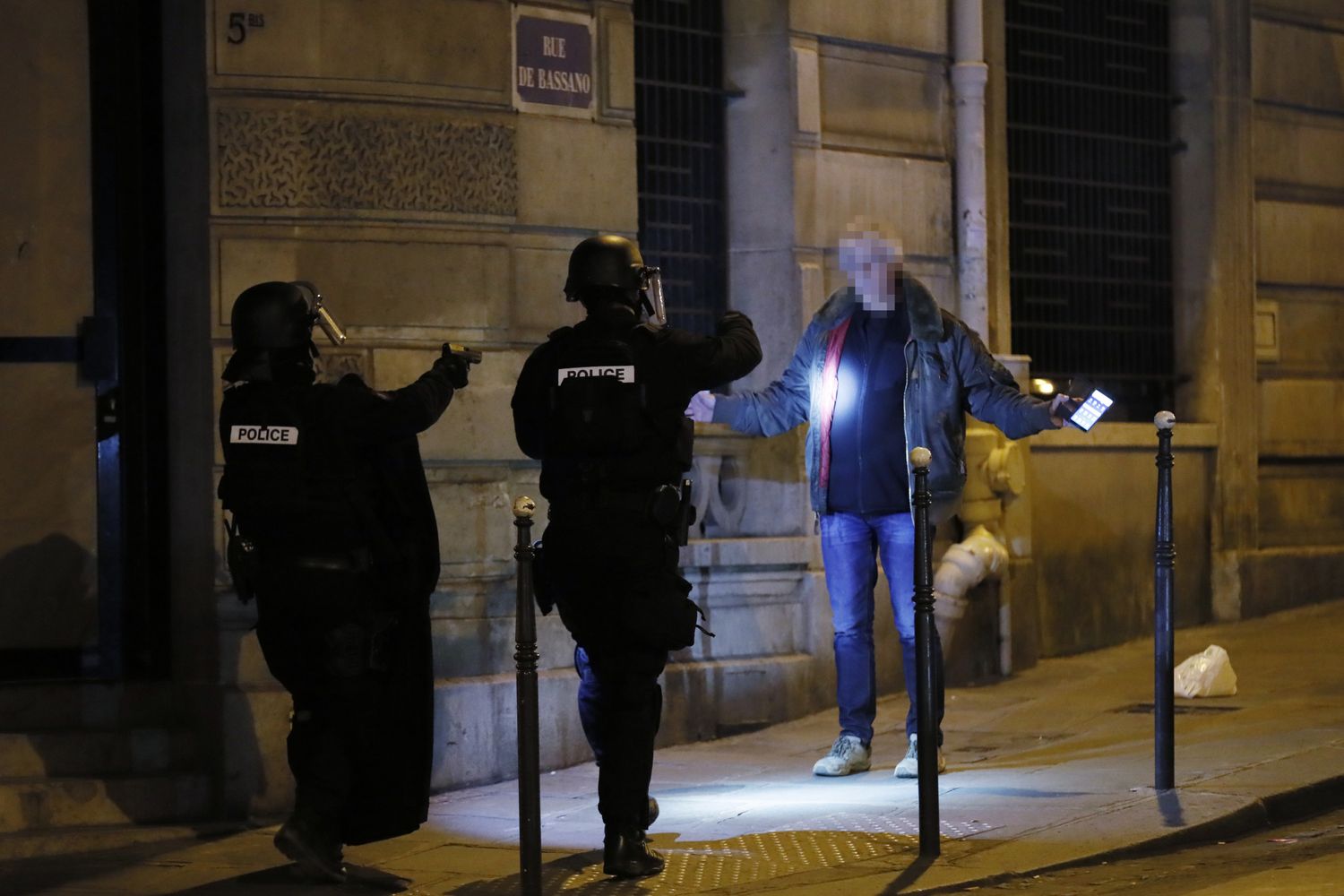 Terrore a Parigi: attacco con Kalashnikov