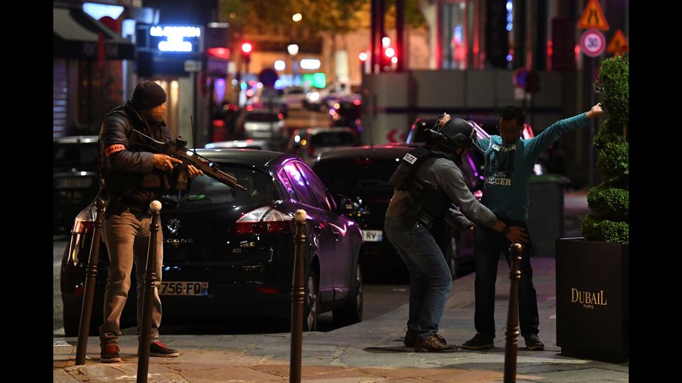 &nbsp;Terrore a Parigi: attacco con Kalashnikov