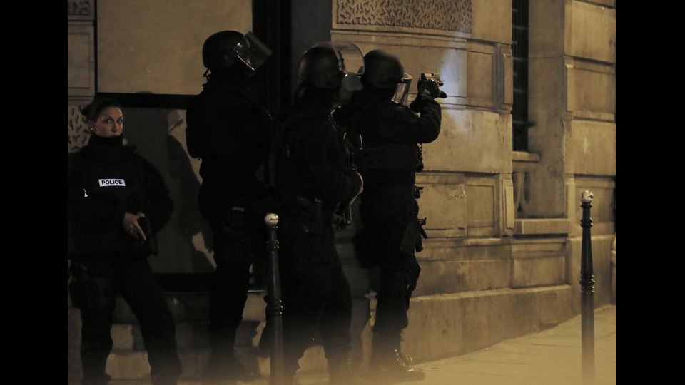 &nbsp;Terrore a Parigi: attacco con Kalashnikov