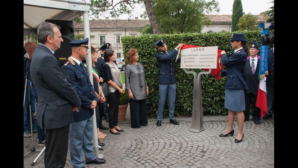 Alla cerimonia erano presenti tra gli altri la signora Tina Montinaro, moglie del poliziotto e presidente dell'Associazione &quot;Quarto Savona Quindici&quot;, e il giornalista Lirio Abbate. (Foto Polizia di Stato)