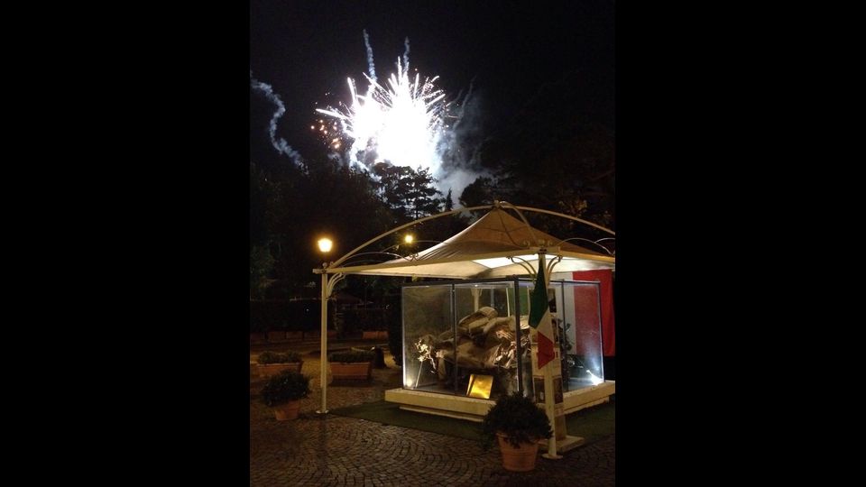 A Palermo l'auto si fermer&agrave; alla caserma Lungaro da dove uscirono quel giorno gli uomini della scorta e il 23 maggio finir&agrave; il suo percorso nel giardino della memoria, dove &egrave; caduta dopo lo scoppio. Quello che non &egrave; soltanto un &quot;rottame&quot; ma un simbolo &egrave; stato definito una &quot;croce laica&quot; da Giampaolo Trevisi, dirigente della polizia e direttore della scuola di Peschiera del Garda dove l'auto &egrave; custodita in una teca di vetro(Foto Polizia di Stato)