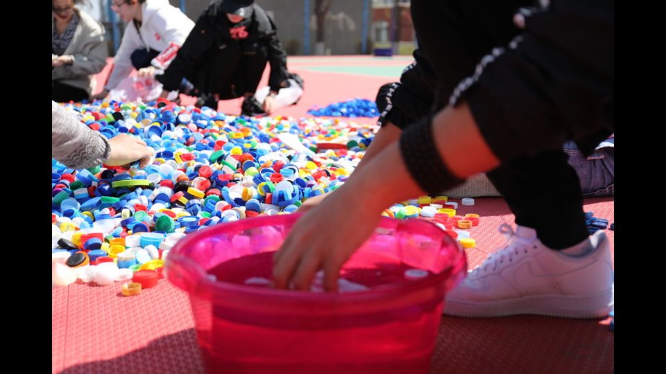 L'opera 'verde', che misura 25 metri per 12, &egrave; stata realizzata in un campo da pallacanestro della Changchun Guanghua University di Changchun, capitale della provincia del Jilin.&nbsp;(Afp)&nbsp;