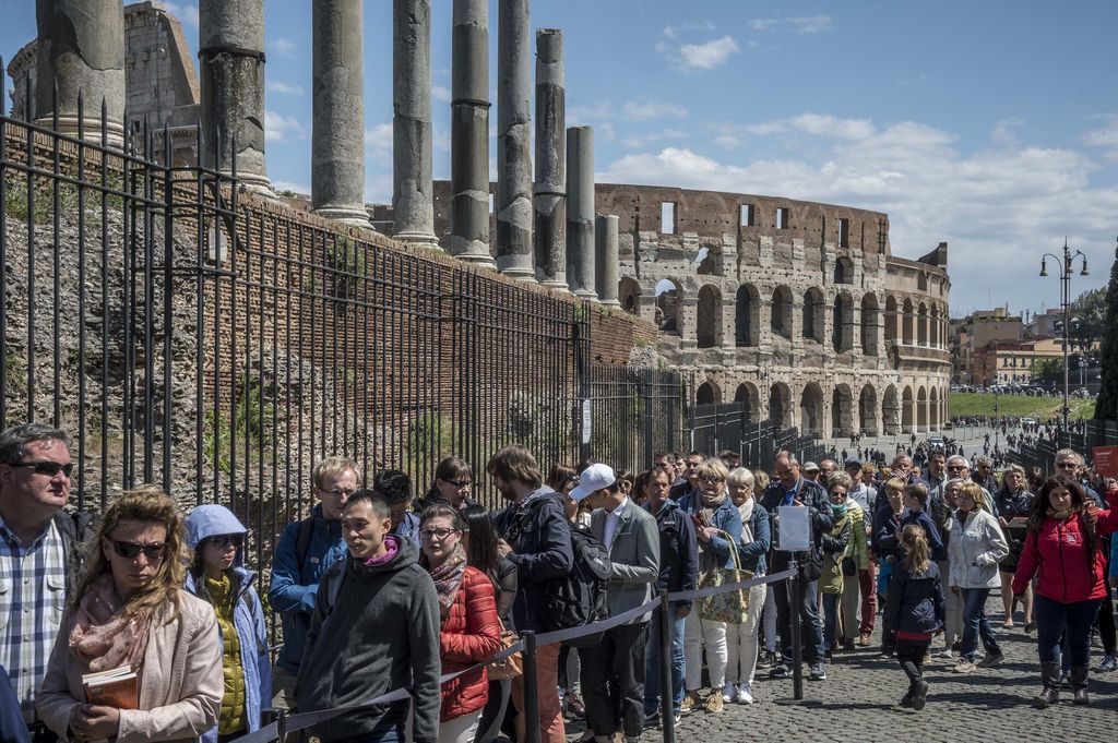 Roma - Turisiti in zona Colosseo e Palatino (Agf)&nbsp;
