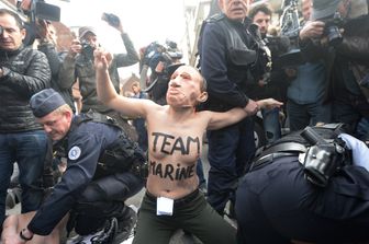 Elezioni Francia, Femen manifestano di fronte al seggio dove ha votato Marine Le Pen (Afp)