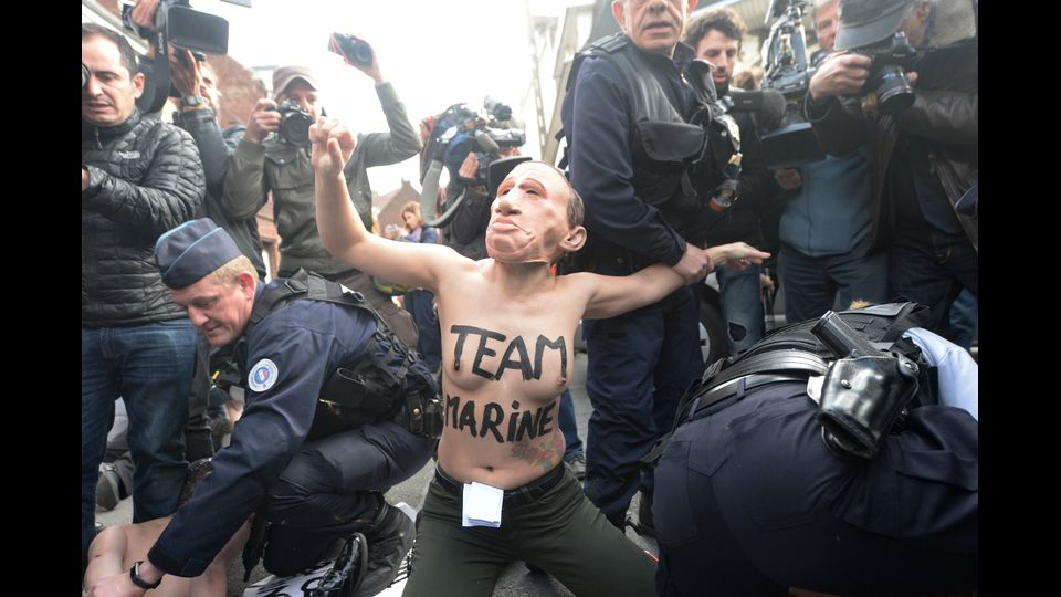 Elezioni Francia, Femen manifestano di fronte al seggio dove ha votato Marine Le Pen (Afp)