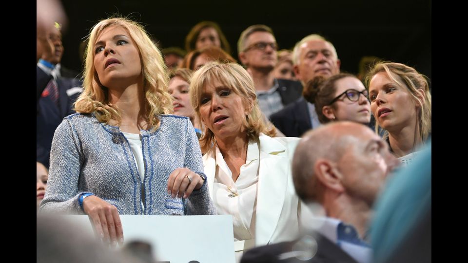 &nbsp;Brigitte Macron con le figlie Tiphaine Auziere e Laurence Auziere-Jourdan (Afp)