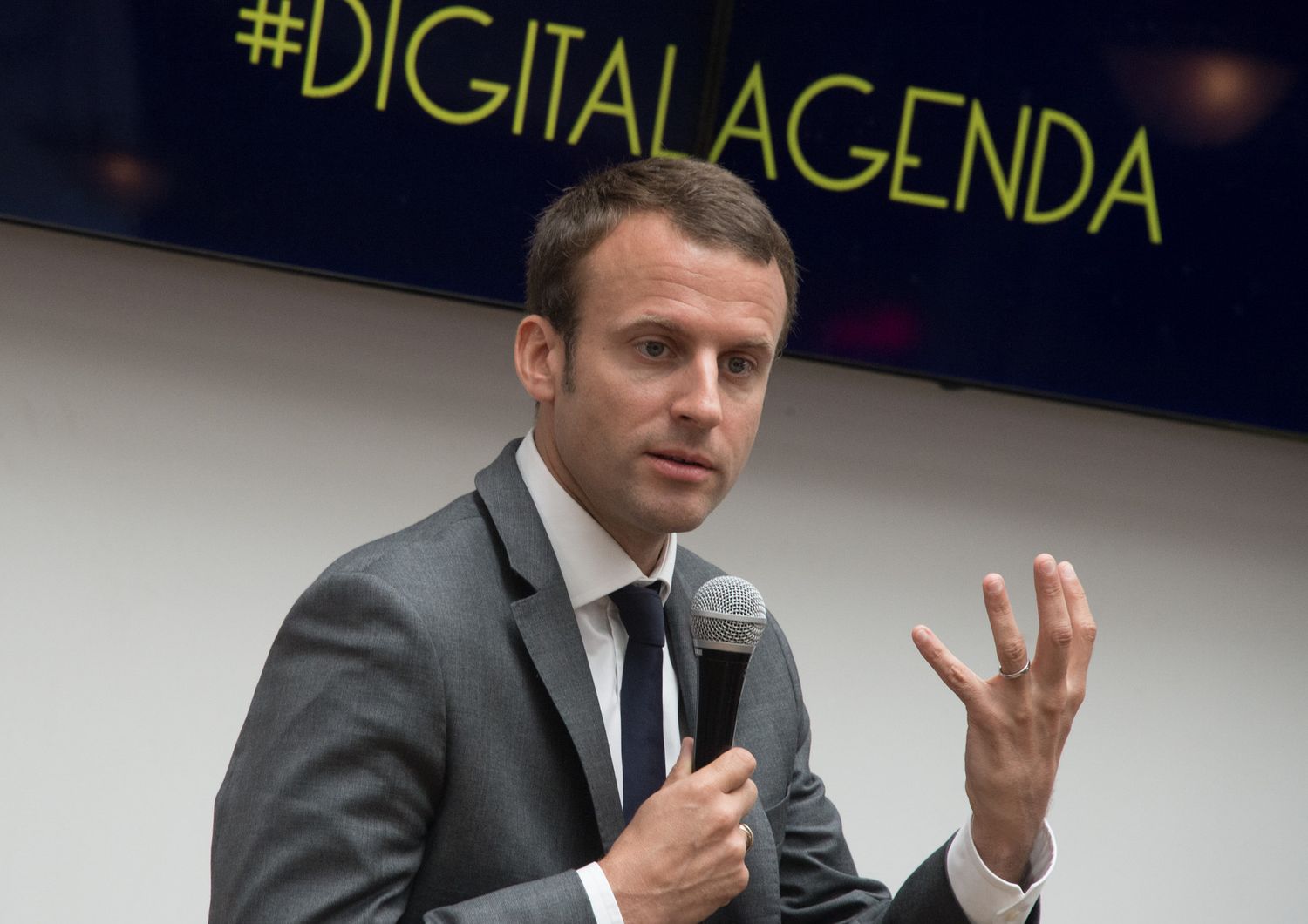 &nbsp;L'allora ministro Macron in un acceleratore di startup a Parigi nel 2015
