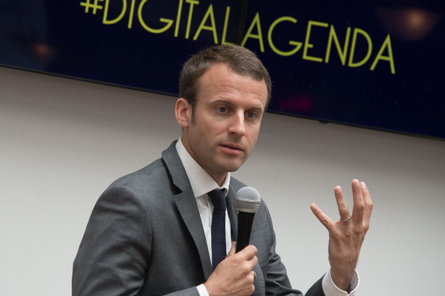 &nbsp;L'allora ministro Macron in un acceleratore di startup a Parigi nel 2015
