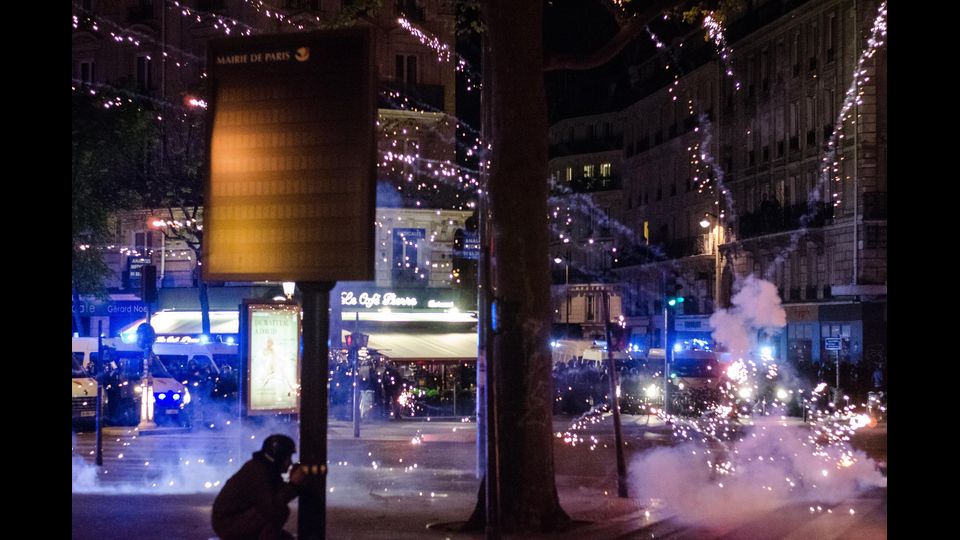 La polizia ha risposto caricando i manifestanti e lanciando lacrimogeni per arginare i facinorosi nei pressi del teatro dell'Opera. (Afp)