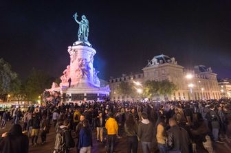 Notte di scontri a Parigi, dopo che le proiezioni hanno indicato che al ballottaggio sarebbero andati il centrista Emmanuel Macron e la leader del Front National, Marine Le Pen.&nbsp;Sei persone sono rimaste ferite, tra cui tre membri delle forze dell'ordine. Lo riferisce al polizia aggiungendo che 140 persone sono state controllate.&nbsp;(Afp)
