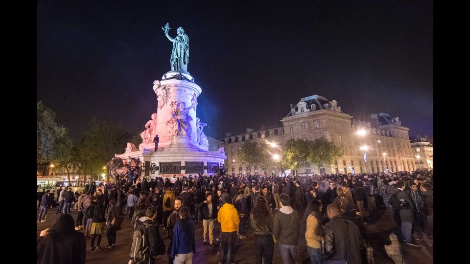 Notte di scontri a Parigi, dopo che le proiezioni hanno indicato che al ballottaggio sarebbero andati il centrista Emmanuel Macron e la leader del Front National, Marine Le Pen.&nbsp;Sei persone sono rimaste ferite, tra cui tre membri delle forze dell'ordine. Lo riferisce al polizia aggiungendo che 140 persone sono state controllate.&nbsp;(Afp)