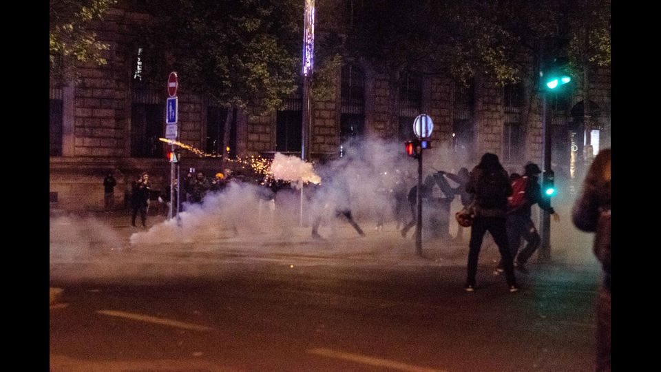 Numerosi gli atti vandalici, durante i quali sono state distrutte le vetrine di diverse banche e di alcune auto della polizia.&nbsp;