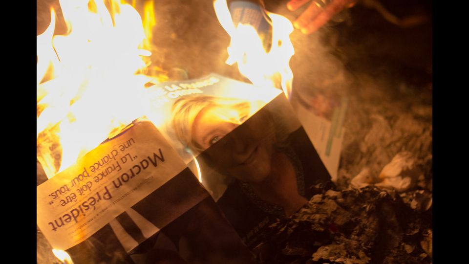 Al grido di &quot;contro Marine e contro Macron&quot;, centinaia di giovani anarchici e dei centri sociali si sono radunati nella zona di piazza della piazza della Bastiglia dove hanno tentato di abbattere le recinzione attorno a un monumento e hanno bersagliato gli agenti con bottiglie e petardi. (Afp)