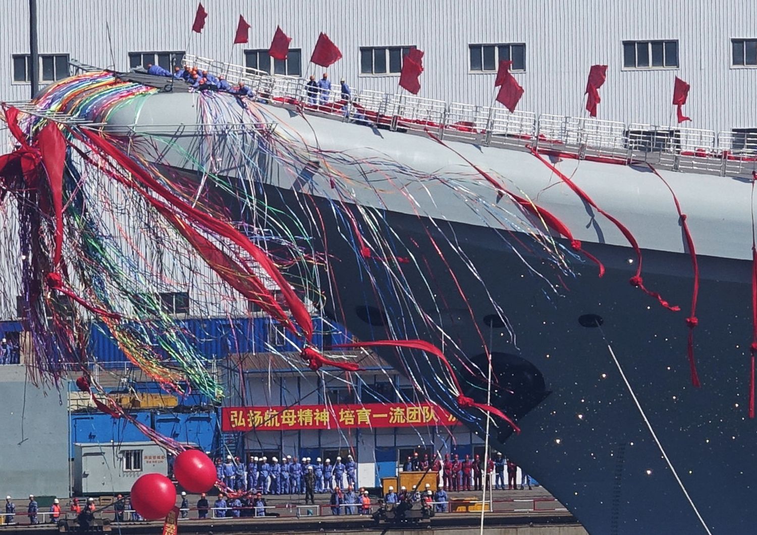 Cina, il varo della seconda porta aerei cinese Type 001A a  Pechino (Afp)