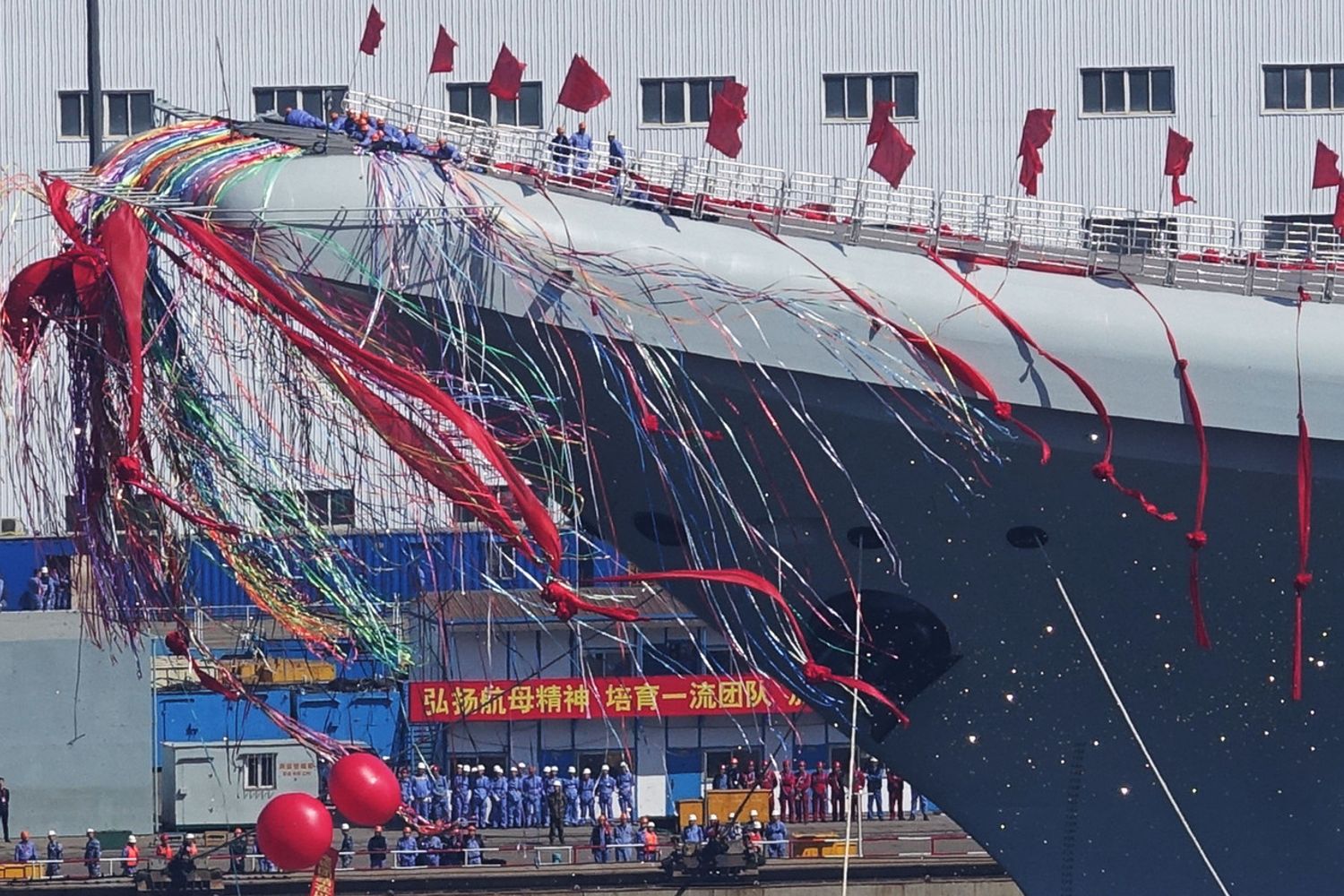 Cina, il varo della seconda porta aerei cinese Type 001A a  Pechino (Afp)