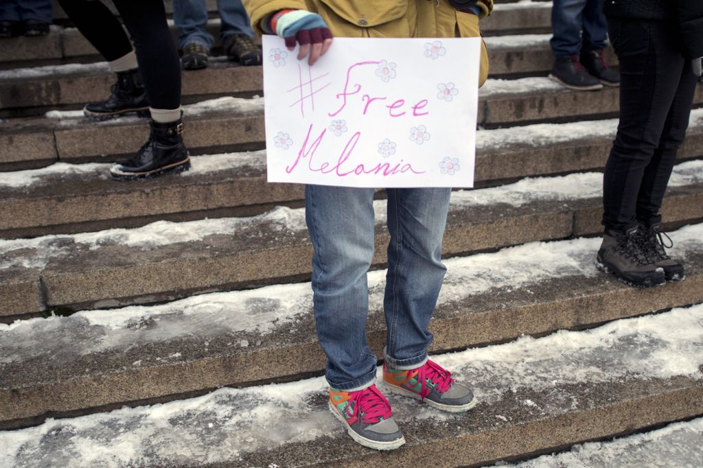 Manifestante a Washington con il cartello &quot;#FreeMelania&quot; (Afp)&nbsp;