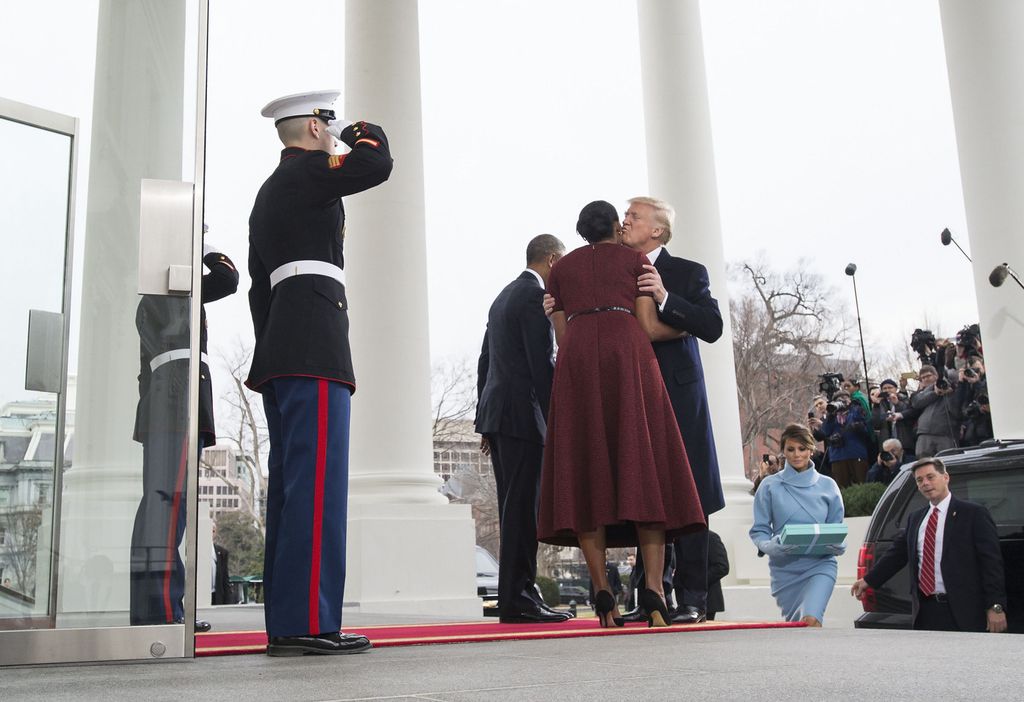 Donald Trump saluta gli Obama; la moglie Melania &egrave; rimasta indietro (Afp)