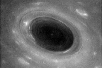 La Nasa ha diffuso le 3 ultime foto scattate dalla sonda spaziale Cassini in orbita intorno a Saturno. La missione congiunta con l'agenzia spaziale europea (Esa) e italiana (Asi) &egrave; giunta nella fase finale: entrer&agrave; nell'atmosfera del pianeta per poi schiantarsi, nel settembre 2017, sulla sua superficie. Questa foto rappresenta una macchia ed &egrave; lo scatto pi&ugrave; ravvicinato mai realizzato dell'atmosfera di Saturno, lo scorso 26 aprile. (Nasa/Jpl-Caltech/Ssi) &nbsp;
