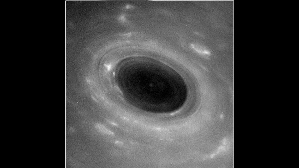 La Nasa ha diffuso le 3 ultime foto scattate dalla sonda spaziale Cassini in orbita intorno a Saturno. La missione congiunta con l'agenzia spaziale europea (Esa) e italiana (Asi) &egrave; giunta nella fase finale: entrer&agrave; nell'atmosfera del pianeta per poi schiantarsi, nel settembre 2017, sulla sua superficie. Questa foto rappresenta una macchia ed &egrave; lo scatto pi&ugrave; ravvicinato mai realizzato dell'atmosfera di Saturno, lo scorso 26 aprile. (Nasa/Jpl-Caltech/Ssi) &nbsp;