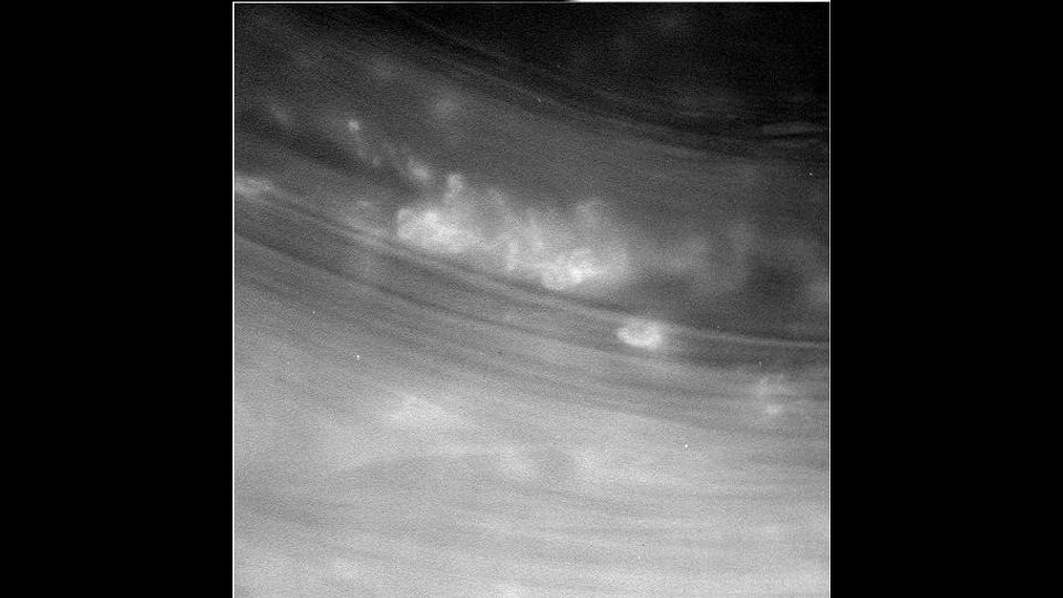 L'ultima delle tre foto diffuse dalla Nasa mostra un'altro dettaglio dell'atmosfera del pianeta. Secondo gli scienziati nella sua discesa verso la superficie di Saturno, la sonda attraversa la regione degli anelli, che sarebbe composta da piccole particelle di fumo.&nbsp;(Nasa/Jpl-Caltech/Ssi)
