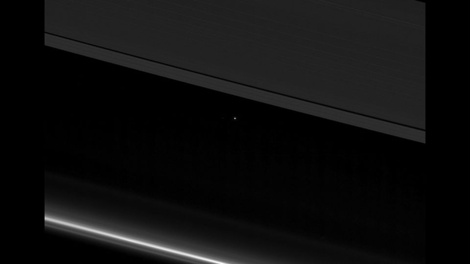 Il pianeta Terra immortalato come un punto luminoso fra gli anelli ghiacciati di Saturno. E' l'ultima immagine del pianeta scattata da Cassini il 12 aprile 2017 da una distanza di 1.4 miliardi di chilometri. (Nasa/Jpl-Caltech/Ssi)&nbsp;