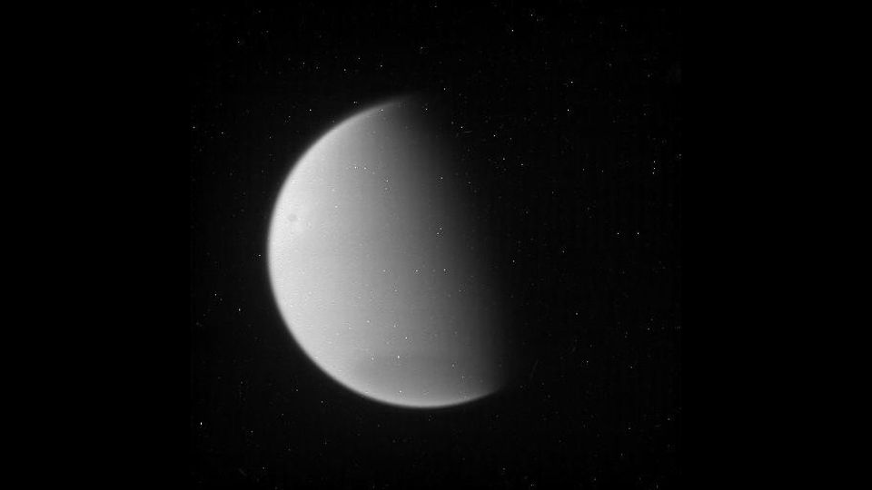 Una delle ultime immagini di Titano, la pi&ugrave; grande delle lune di Saturno. Cassini ha sfiorato il pianeta per l'ultima volta lo scorso 21 Aprile, passando ad un'altitudine di 979 km dalla superficie di Titano.&nbsp;(Nasa/Jpl-Caltech/Ssi) &nbsp;