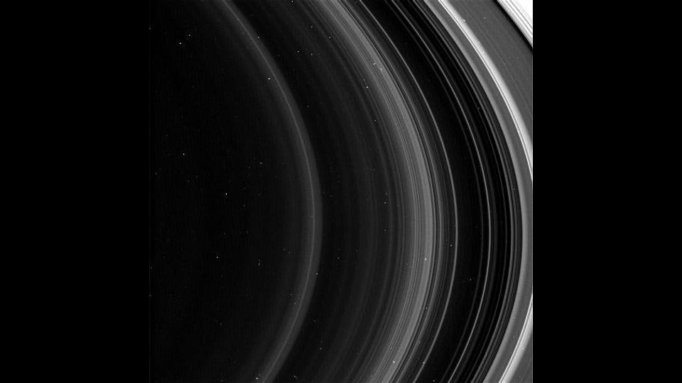 Una delle ultime immagini degli anelli gassosi che cingono Saturno, scattata dalla sonda Cassini lo scorso 21 aprile. La sonda attraversa quest'area ad una velocit&agrave; di 124 mila km/h. In queste condizioni le piccole particelle che colpiscono Cassini potrebbero potenzialmente disattivare la sonda.&nbsp;(Nasa/Jpl-Caltech/Ssi)