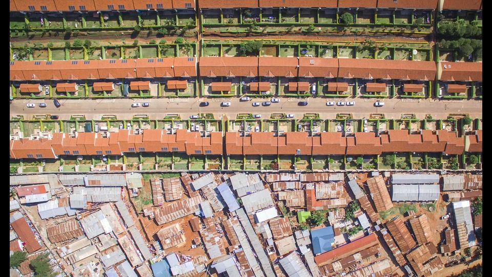 Il quartiere Loresho, Nairobi (capitale del Kenya). In alto confortevoli case, in basso le baracche. Le due zone sono separate dai recinti dei giardini delle abitazioni. La citt&agrave; ha &ldquo;i bassifondi urbani pi&ugrave; poveri che io abbia mai visto&rdquo;, dice Miller. Il fotografo ha anche cercato dati precisi sulla situazione delle diseguaglianze, ma le statistiche in Kenya non sono raccolte adeguatamente, scrive sul suo sito.