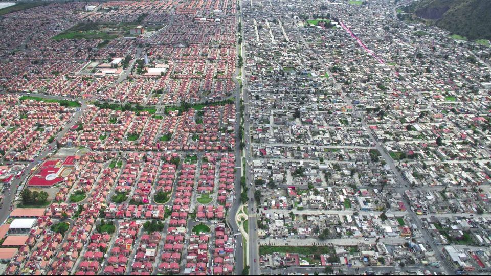 Ixtapalapa, quartiere di Citt&agrave; del Messico. A sinistra una bella zona residenziale, a destra edifici in cemento tipici delle aree a basso reddito della capitale centroamericana. Nonostante uno degli uomini pi&ugrave; ricchi del mondo, Carlos Slim, sia messicano, il Paese &egrave; tra i pi&ugrave; diseguali del mondo: l&rsquo;1% pi&ugrave; ricco possiede infatti il 21% della ricchezza del Paese, il rapporto pi&ugrave; alto del mondo secondo Oxfam. &nbsp;