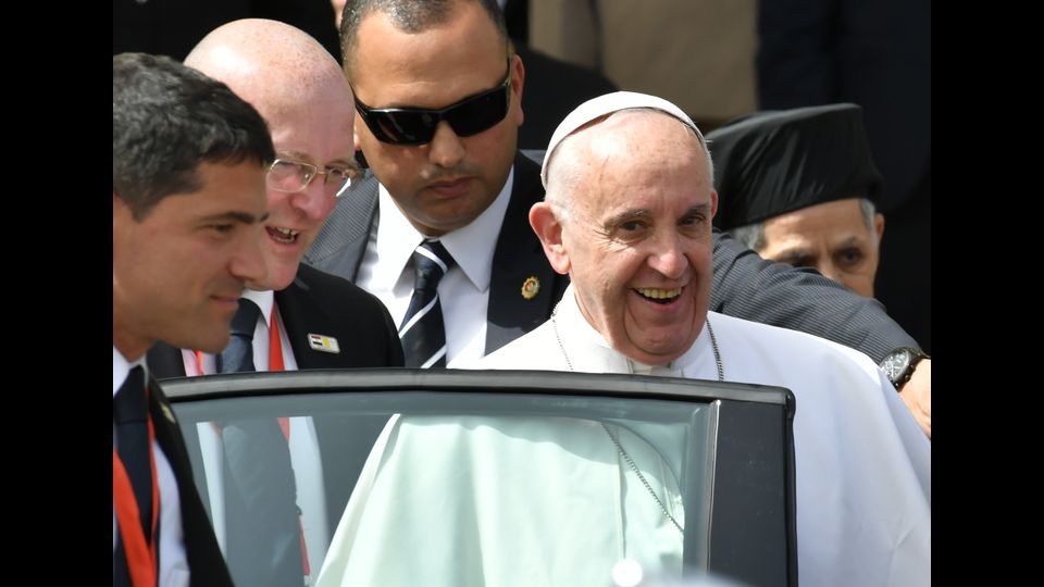 Papa Francesco lascia l'aeroporto del Cairo accompagnato dalla delegazione egiziana. Il Pontefice ha attraversato in auto (una Fiat Tipo) il centro della citt&agrave; diretto al Palazzo Presidenziale e dal finestrino ha potuto leggere in inglese &quot;Welcome Pope Francis&quot;. (Afp)