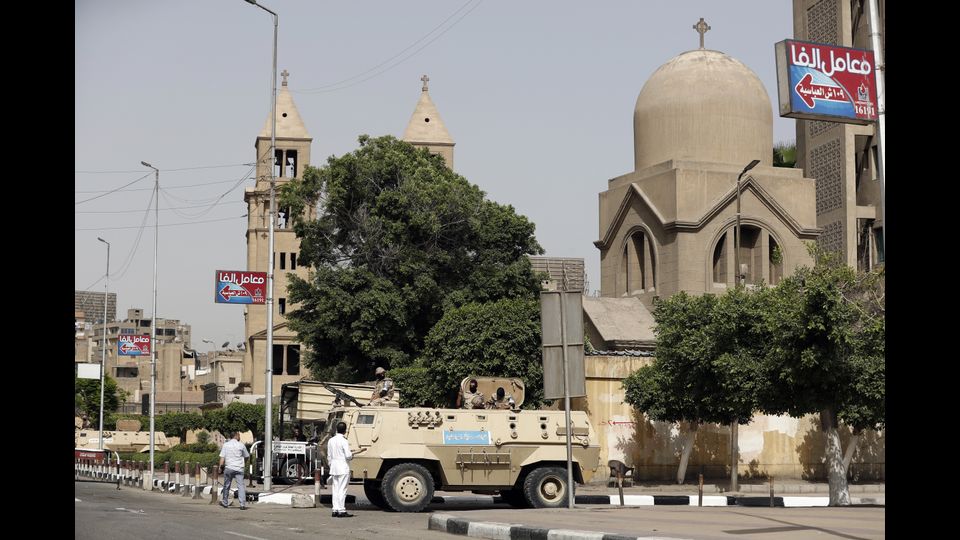 Un carro armato egiziano &nbsp;fuori della cattedrale ortodossa copta di San Marco nel centro del Cairo (Afp)