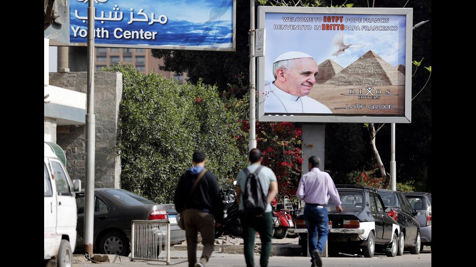 Per le strade del Cairo poster di Papa Francesco e altre scritte danno il benvenuto al Pontefice e riferiscono la gioia per il suo arrivo.&nbsp;&nbsp;(Afp)