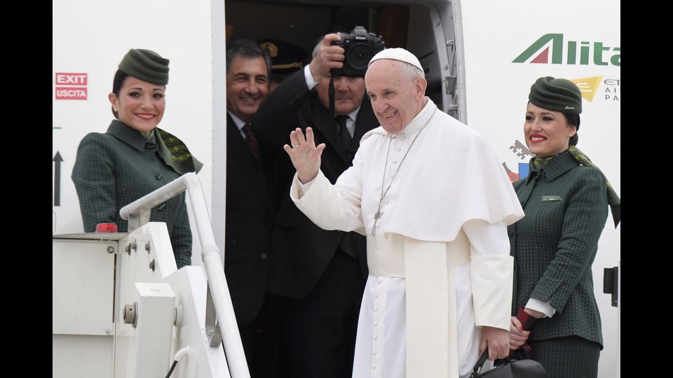 Papa Francesco &egrave; in Egitto come &quot;pellegrino di pace, per incontrare la comunit&agrave; cattolica e i credenti di diverse fedi&quot;. Lo ha spiegato lui stesso nel messaggio indirizzato al presidente della Repubblica Sergio Mattarella dall'aereo che da Fiumicino lo ha portato al Cairo.(Afp)