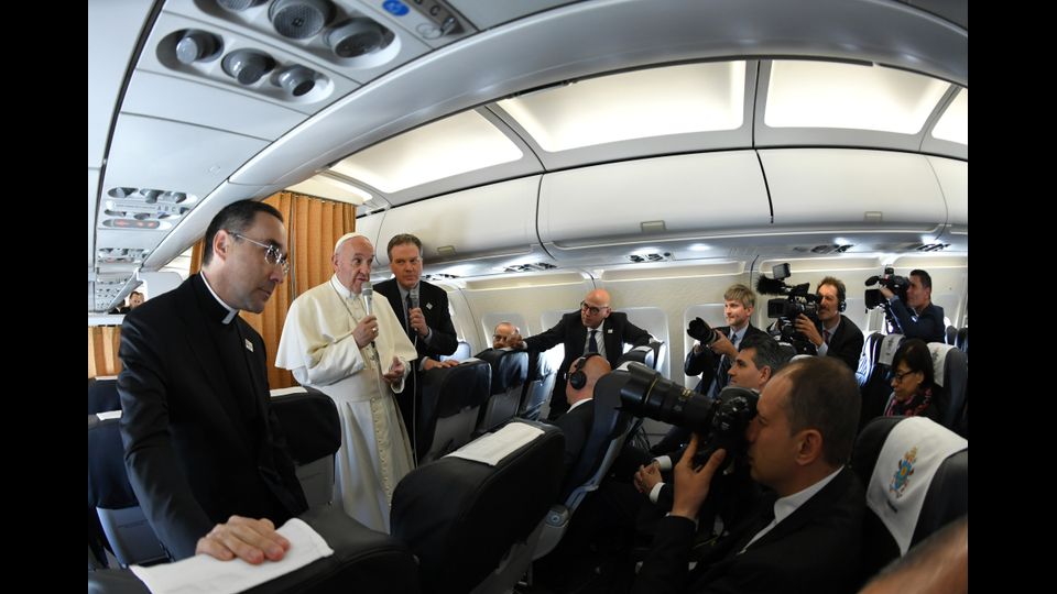 &nbsp;Papa Francesco parla ai giornalisti e al personale di volo durante il suo viaggio in aereo (Afp)