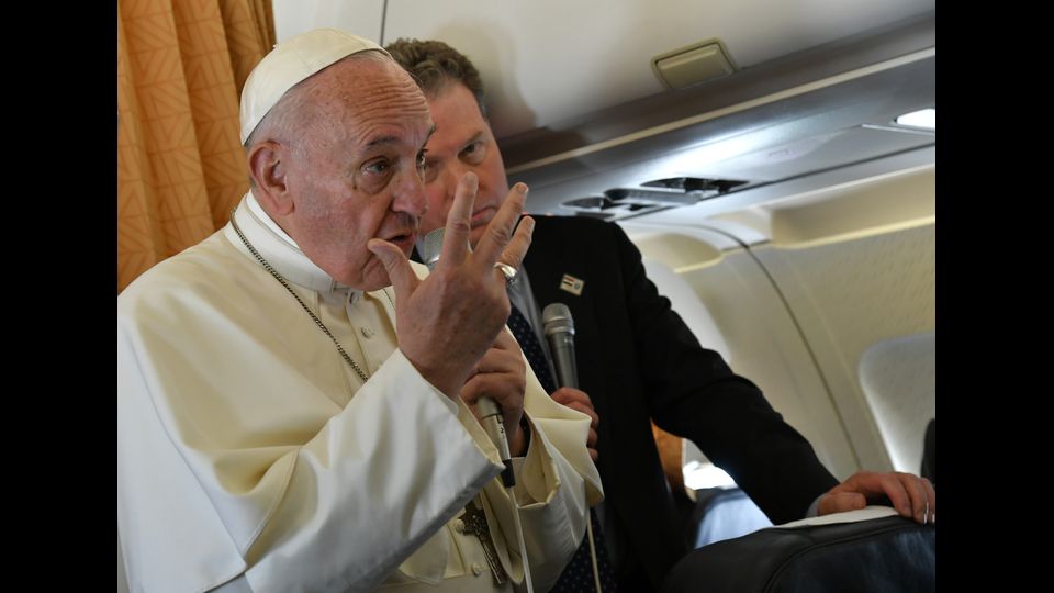 &quot;Vi ringrazio della compagnia e del vostro lavoro per aiutare tanta gente a capire il viaggio, a conoscere quello che &egrave; stato fatto&quot;. Papa Francesco si &egrave; rivolto con queste parole ai giornalisti che viaggiano con lui verso Il Cairo. &quot;La gente - ha sottolineato - ci segue e c'&egrave; una aspettativa speciale per il fatto che l'invito &egrave; arrivato dal presidente della Repubblica di Egitto, dal patriarca copto, papa Twadros, dal patriarca dei copti cattolici e dal grande imam di Al-Azhar. E' un viaggio di unit&agrave; e di fratellanza. Meno di due giorni ma molto intensi&quot;.&nbsp;(Afp)