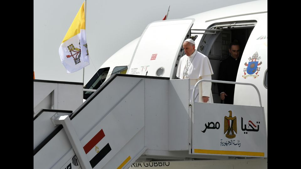 L'aereo di Papa Francesco (un Airbus 321 dell'Alitalia) &egrave; atterrato all'aeroporto internazionale del Cairo intorno alle 14. Lasciando il Vaticano, Papa Francesco ha incontrato per un breve saluto 9 migranti egiziani, accompagnati dall'elemosiniere Konrad Krajevskj. E sull'aereo ha voluto salutare uno a uno i giornalisti, scambiando qualche parola con ciascuno.&nbsp;(Afp)