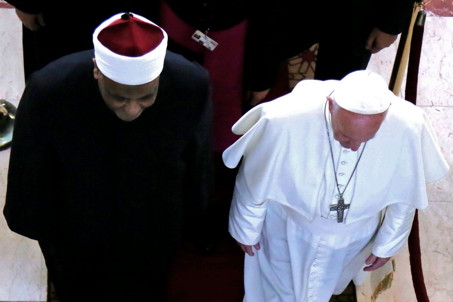 Dopo l'incontro privato con il presidente Al-Sisi al Palazzo presidenziale del Cairo, Papa Francesco ha raggiunto la sede di Al-Azhar, la principale universit&agrave; sunnita del mondo. Qui &egrave; stato accolto con un abbraccio dal Grande Imam Al-Tayeb. &nbsp;(Afp)