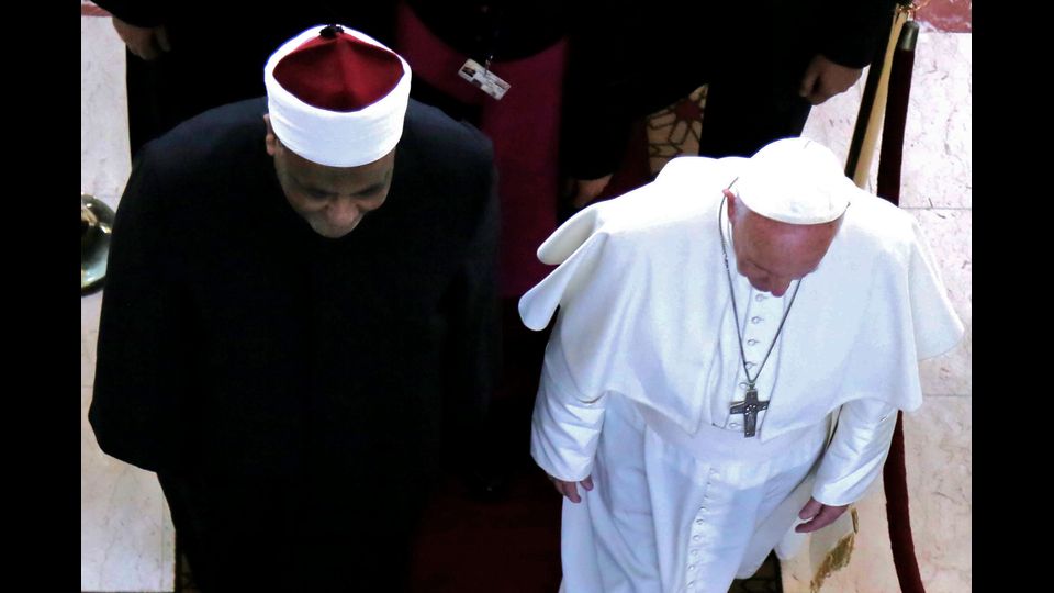 Dopo l'incontro privato con il presidente Al-Sisi al Palazzo presidenziale del Cairo, Papa Francesco ha raggiunto la sede di Al-Azhar, la principale universit&agrave; sunnita del mondo. Qui &egrave; stato accolto con un abbraccio dal Grande Imam Al-Tayeb. &nbsp;(Afp)