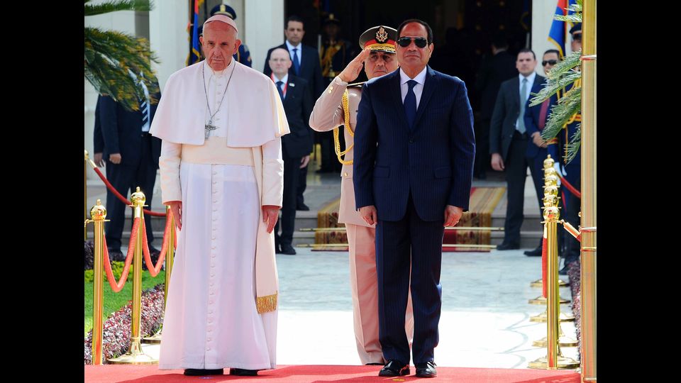 Papa Francesco e il presidente Abdel Fattah al-Sisi arrivano al palazzo presidenziale del Cairo. &nbsp;(Afp)