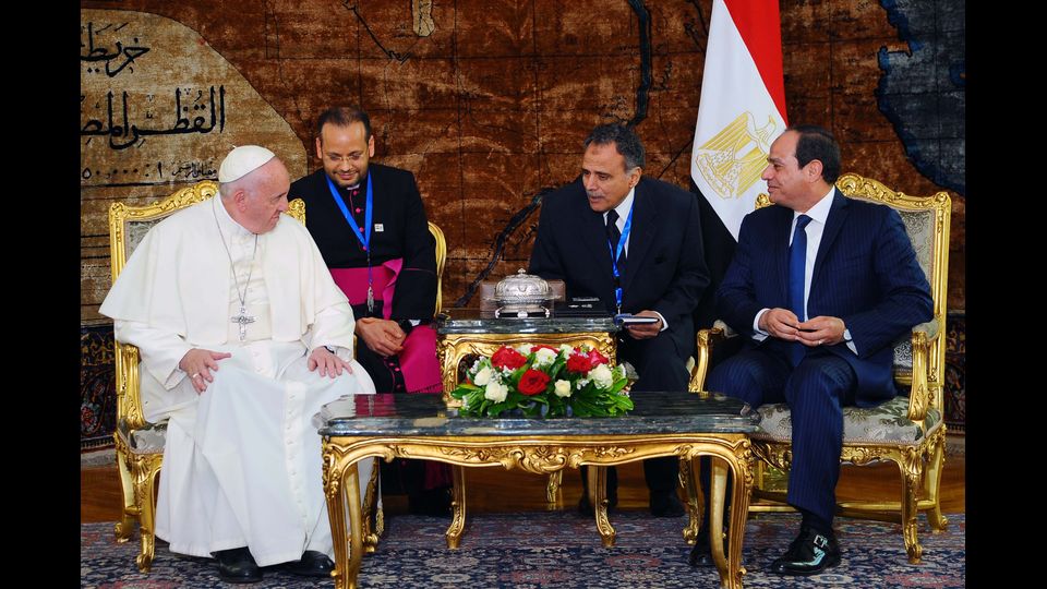 Papa Francesco con il presidente egiziano Abdel Fattah al-Sisi al palazzo presidenziale del Cairo (Afp)