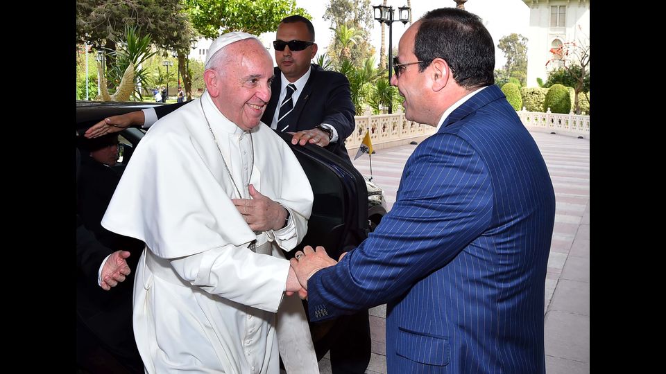 Papa Francesco si &egrave; recato al Palazzo Presidenziale per l'incontro privato con il presidente egiziano Abdel Fattah Al-Sisi. (Afp)