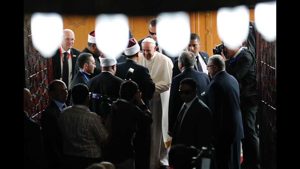 &quot;In quanto responsabili religiosi, siamo chiamati a smascherare la violenza che si traveste di presunta sacralit&agrave;, facendo leva sull'assolutizzazione degli egoismi anzich&egrave; sull'autentica apertura all'Assoluto&quot;. Lo ha affermato Papa Francesco nel discorso ai partecipanti alla Conferenza Internazionale sulla pace promossa dall'Universit&agrave; di Al-Azhar. &quot;La violenza - ha proclamato il Papa - &egrave; la negazione di ogni autentica religiosit&agrave;&quot;.&nbsp;(Afp)