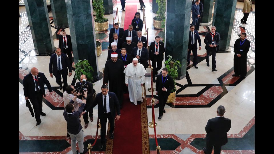 Papa Francesco accompagnato dai chierici musulmani visita la prestigiosa istituzione sunnita Al-Azhar al Cairo. Lo scorso anno, Papa Francesco aveva ricevuto il Grande Imam, un incontro che aveva segnato la ripresa del dialogo dopo l'interruzione seguita all'incidete della lectio magistralis di Benedetto XVI a Ratusbona. (Afp)
