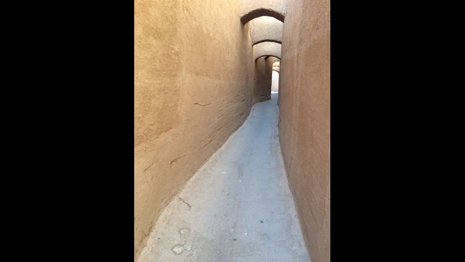 &nbsp;Cos&igrave; lo bevve Zaratustra: dolce, caldo e profumato. Yazd, antica capitale dello zoroastrismo, da allora &egrave; molto cambiata: il deserto, una volta lontano, ora l&rsquo;avvolge con i suoi qanat per l&rsquo;approvvigionamento idrico e le sue torri del vento. Sabbia e acqua, t&egrave; e dolci. Come nella migliore pasticceria in citt&agrave;, l&rsquo;Haj Khalife Rahbar sulla Piazza Amir Chaqmaq: gioiello &nbsp;che reca la memoria del grande Tamerlano. E dove Pier Paolo Pasolini ambient&ograve; &nbsp;il suo &ldquo;Fiore delle Mille e una notte&rdquo;.