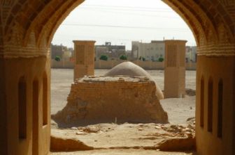 &nbsp;Cos&igrave; lo bevve Zaratustra: dolce, caldo e profumato. Yazd, antica capitale dello zoroastrismo, da allora &egrave; molto cambiata: il deserto, una volta lontano, ora l&rsquo;avvolge con i suoi qanat per l&rsquo;approvvigionamento idrico e le sue torri del vento. Sabbia e acqua, t&egrave; e dolci. Come nella migliore pasticceria in citt&agrave;, l&rsquo;Haj Khalife Rahbar sulla Piazza Amir Chaqmaq: gioiello &nbsp;che reca la memoria del grande Tamerlano. E dove Pier Paolo Pasolini ambient&ograve; &nbsp;il suo &ldquo;Fiore delle Mille e una notte&rdquo;.