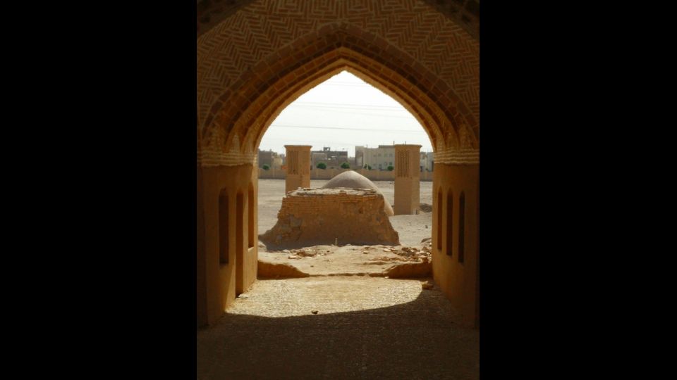 &nbsp;Cos&igrave; lo bevve Zaratustra: dolce, caldo e profumato. Yazd, antica capitale dello zoroastrismo, da allora &egrave; molto cambiata: il deserto, una volta lontano, ora l&rsquo;avvolge con i suoi qanat per l&rsquo;approvvigionamento idrico e le sue torri del vento. Sabbia e acqua, t&egrave; e dolci. Come nella migliore pasticceria in citt&agrave;, l&rsquo;Haj Khalife Rahbar sulla Piazza Amir Chaqmaq: gioiello &nbsp;che reca la memoria del grande Tamerlano. E dove Pier Paolo Pasolini ambient&ograve; &nbsp;il suo &ldquo;Fiore delle Mille e una notte&rdquo;.