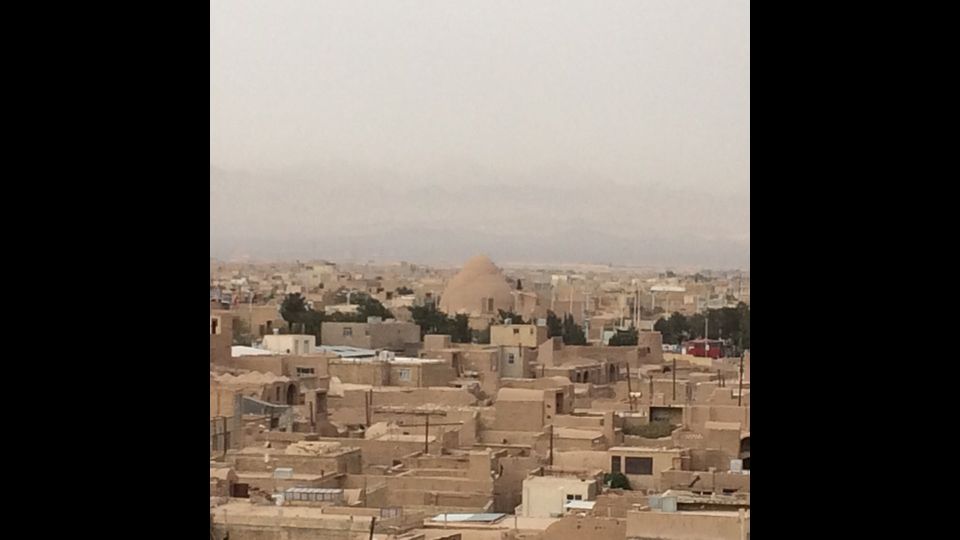 &nbsp;Cos&igrave; lo bevve Zaratustra: dolce, caldo e profumato. Yazd, antica capitale dello zoroastrismo, da allora &egrave; molto cambiata: il deserto, una volta lontano, ora l&rsquo;avvolge con i suoi qanat per l&rsquo;approvvigionamento idrico e le sue torri del vento. Sabbia e acqua, t&egrave; e dolci. Come nella migliore pasticceria in citt&agrave;, l&rsquo;Haj Khalife Rahbar sulla Piazza Amir Chaqmaq: gioiello &nbsp;che reca la memoria del grande Tamerlano. E dove Pier Paolo Pasolini ambient&ograve; &nbsp;il suo &ldquo;Fiore delle Mille e una notte&rdquo;.