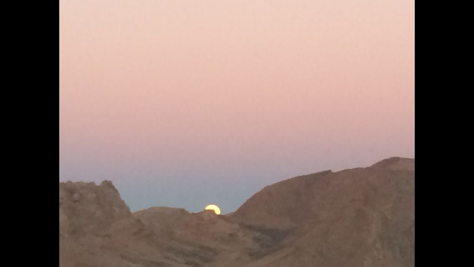 &nbsp;Cos&igrave; lo bevve Zaratustra: dolce, caldo e profumato. Yazd, antica capitale dello zoroastrismo, da allora &egrave; molto cambiata: il deserto, una volta lontano, ora l&rsquo;avvolge con i suoi qanat per l&rsquo;approvvigionamento idrico e le sue torri del vento. Sabbia e acqua, t&egrave; e dolci. Come nella migliore pasticceria in citt&agrave;, l&rsquo;Haj Khalife Rahbar sulla Piazza Amir Chaqmaq: gioiello &nbsp;che reca la memoria del grande Tamerlano. E dove Pier Paolo Pasolini ambient&ograve; &nbsp;il suo &ldquo;Fiore delle Mille e una notte&rdquo;.